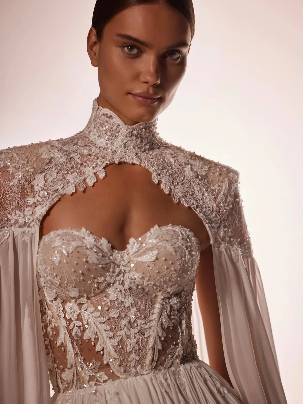 Abito da sposa con perle lucide e perline con giacca con applicazioni in pizzo Abito da sposa personalizzato con scollo a cuore affascinante per la sposa