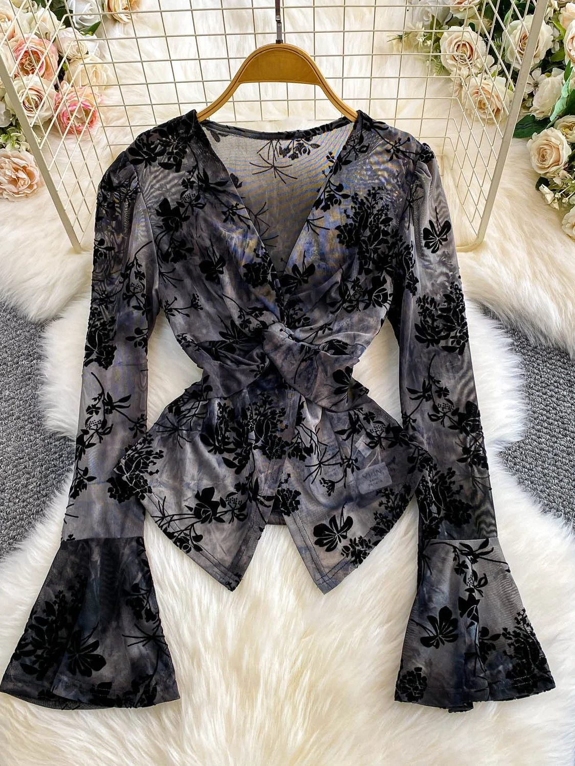 

Утягивающая футболка Pure Desire Knot V-ne Bell Sve, женская осенняя футболка с разрезом в виде цветочной сетки, корейский топ Sle Lon...