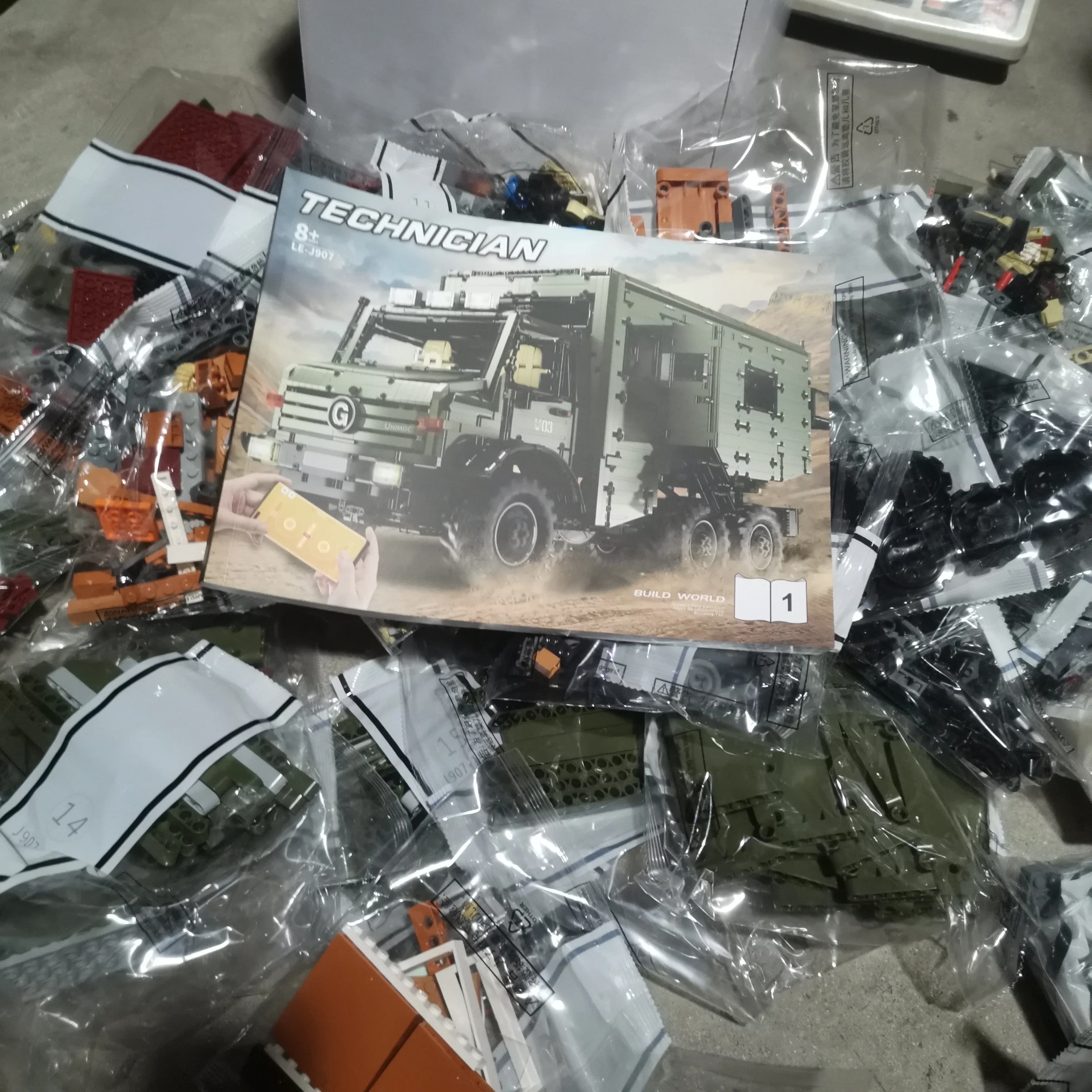 Big Sale Hot sales J907 MOC Off-Road Vehicle Building Blocks Model Unimog RV Educational ,Halloween, Christmas gifts