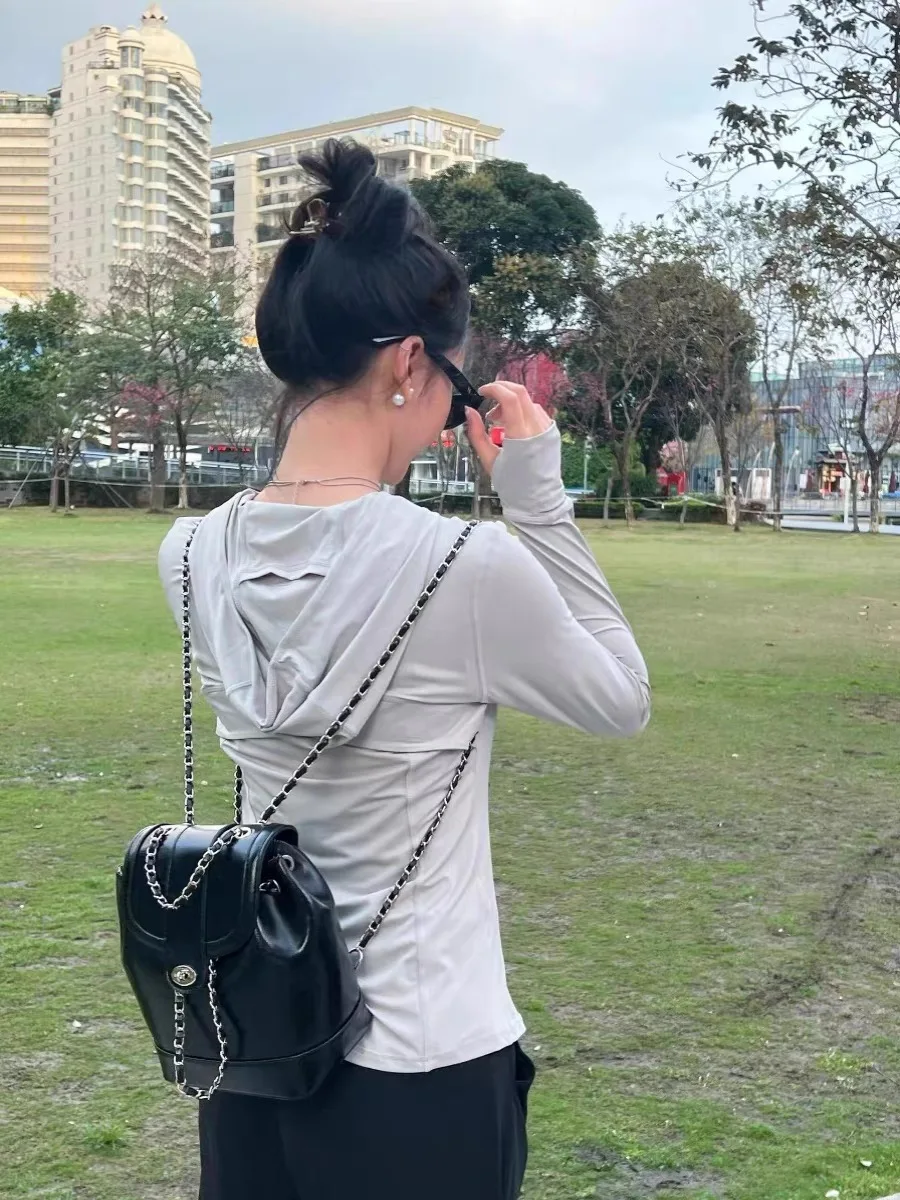 حقيبة ظهر نسائية URGD موديل 2025 الجديدة، حقيبة كتب بسيطة وراقية بسلسلة، تصميم أنيق للشباب، مصنوعة من مادة البوليستر الناعمة