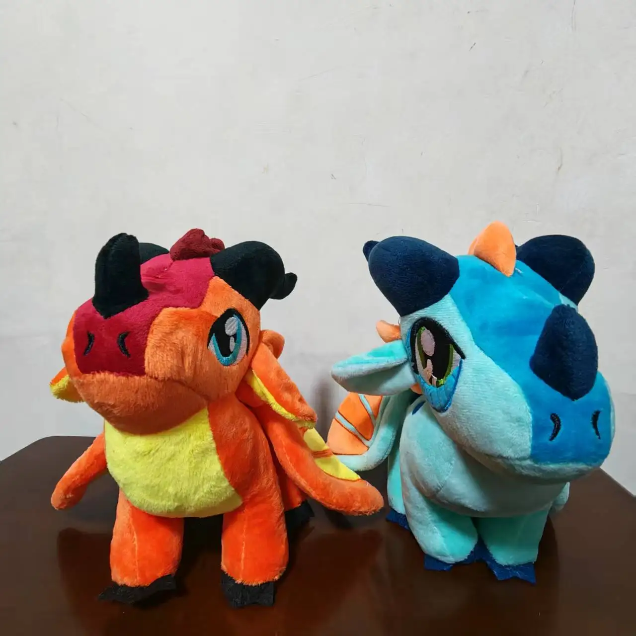 

Flame-Winged Dragon Plush Toy – Wings of Fire Series Soft and Cute Plush Dinosaur Doll for Collection and Display