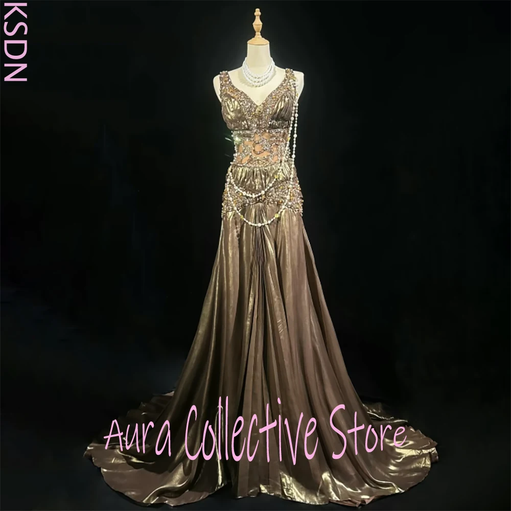 فستان سهرة نسائي براقة ذهبي معدني على شكل حرف v مع تفاصيل لؤلؤية، قواطع شفافة بدون أكمام، فستان رسمي فاخر مزين بالترتر #1
