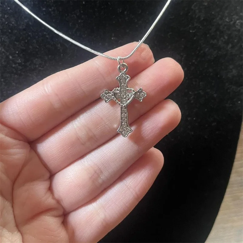 قلادة من الفولاذ المقاوم للصدأ Y2K مصنوعة يدويًا مع قلادة متقاطعة على شكل قلب من حجر الراين الصغير #1