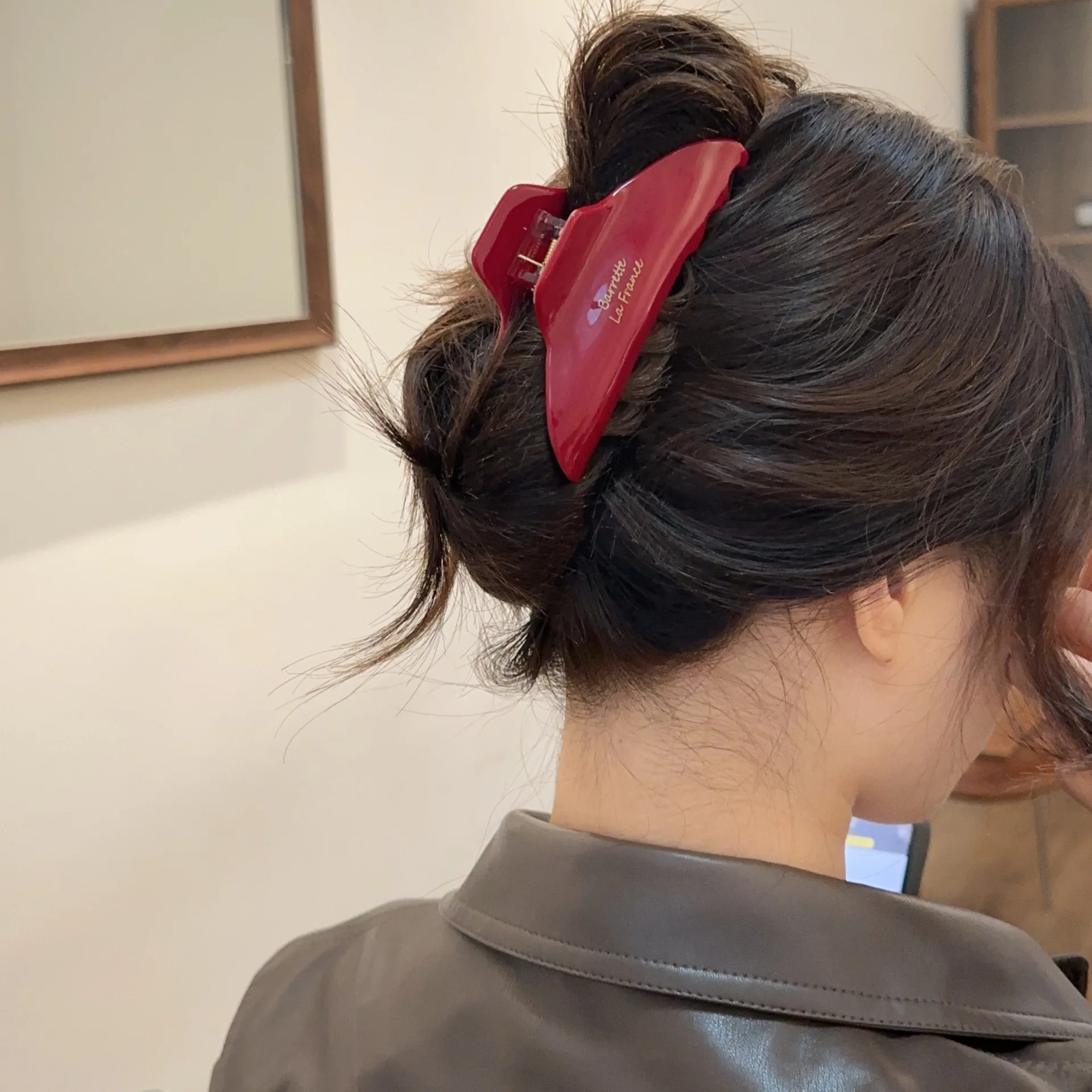 Clip per artiglio per capelli fissa geometrica in acetato di colore rosso scuro per le donne Strumento per copricapo per accessori per capelli con lettera di nuova moda