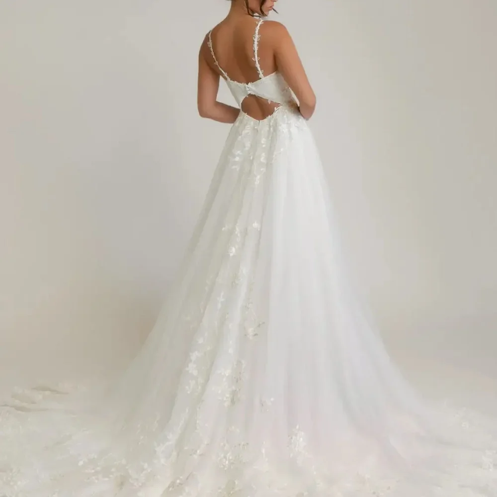 ที่กําหนดเองTulleชุดแต่งงานสายสปาเก็ตตี้ชุดเจ้าสาวVคอAppliqueชุดเจ้าสาวหรูหราVestidos De Novia