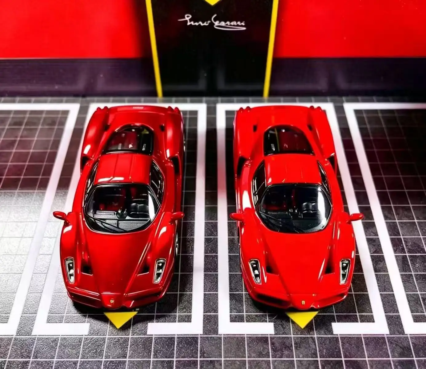 **Pre-ordenar** Modelo HG 1:64 Enzo / 488 Rojo Metálico Rojo Estándar Coche de Metal Fundido a Presión