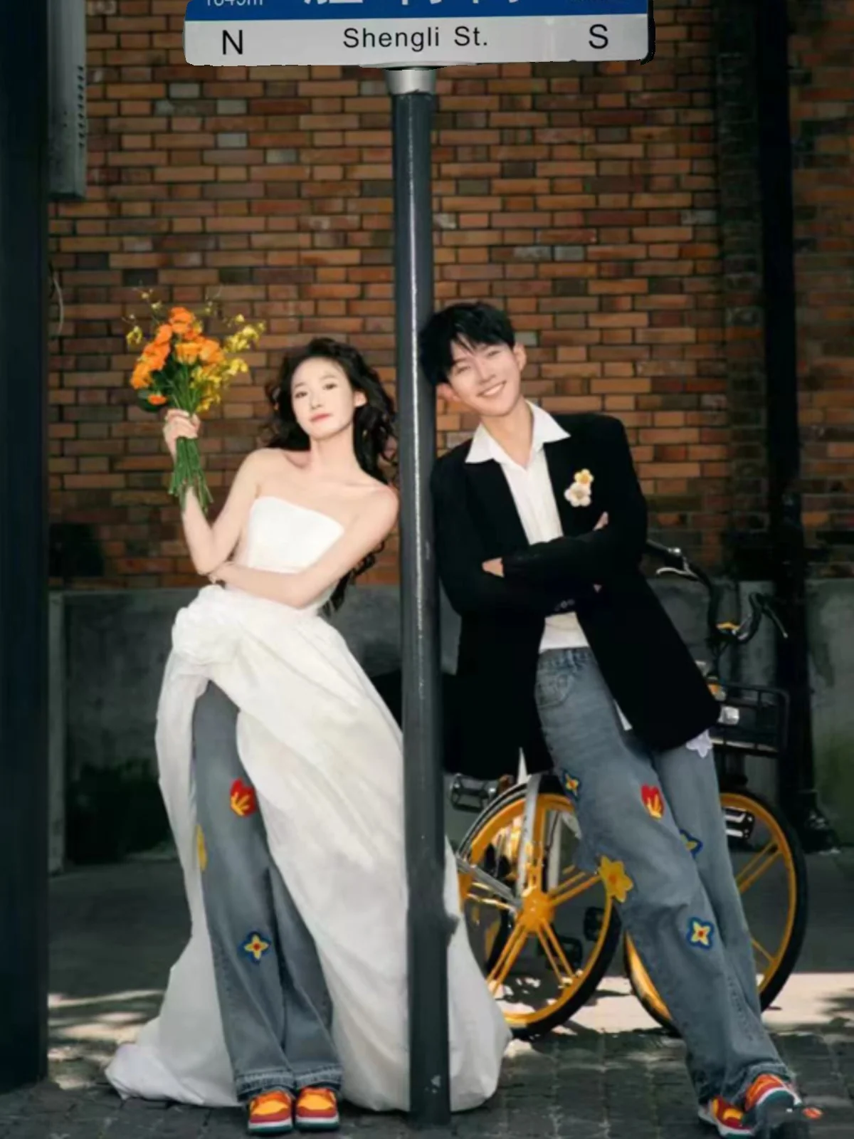 

Модные свадебные платья для пар в уличном стиле, белые, с цветочным декором ручной работы, с коротким передом и длинной спинкой, для фотосессий.