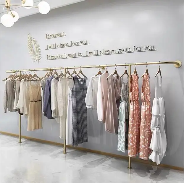 Clothes racks are hung on the wall of clothes racks in clothing stores