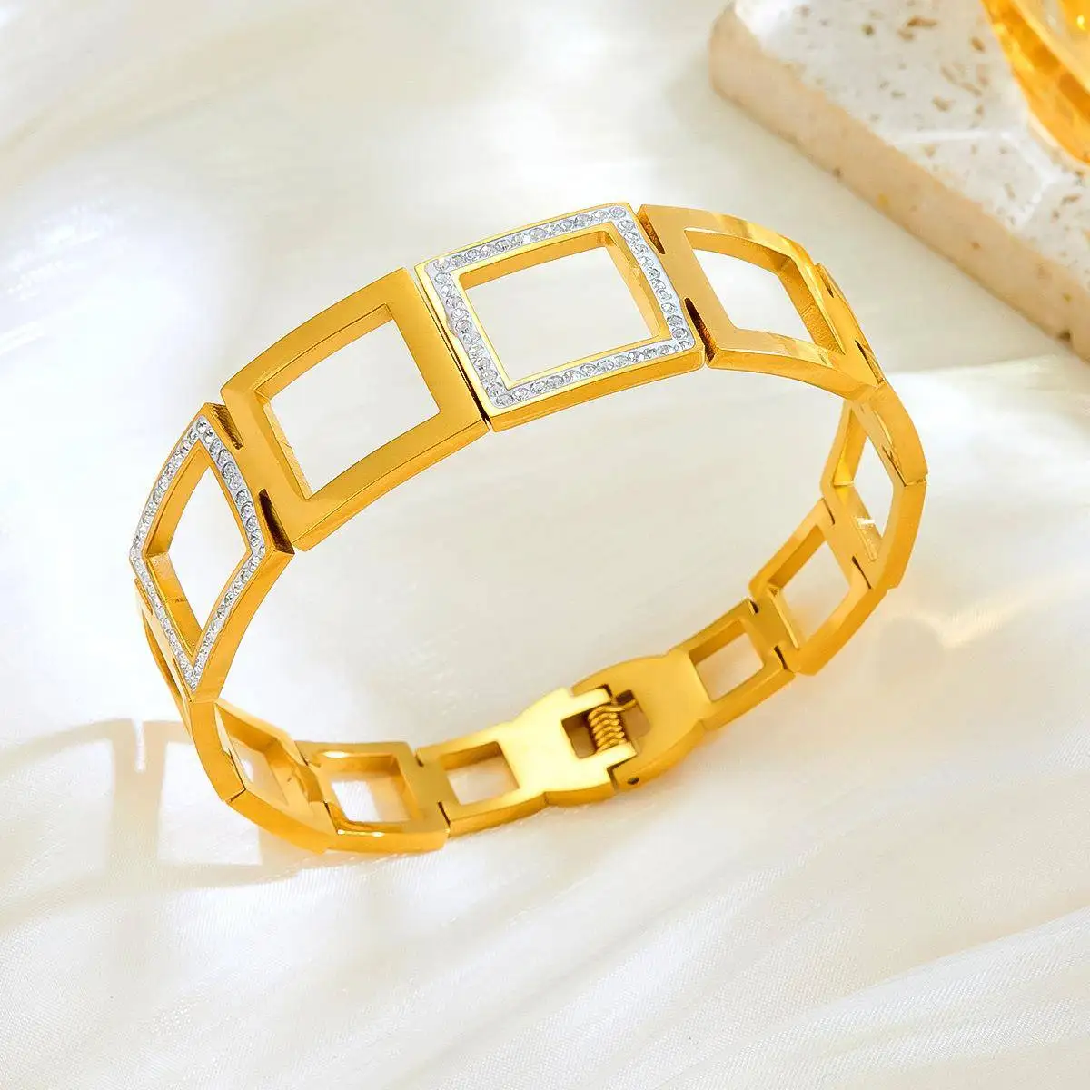 

Модный ажурный браслет из титановой стали для женщин, легкий, роскошный, с инкрустацией стразами, в полоску