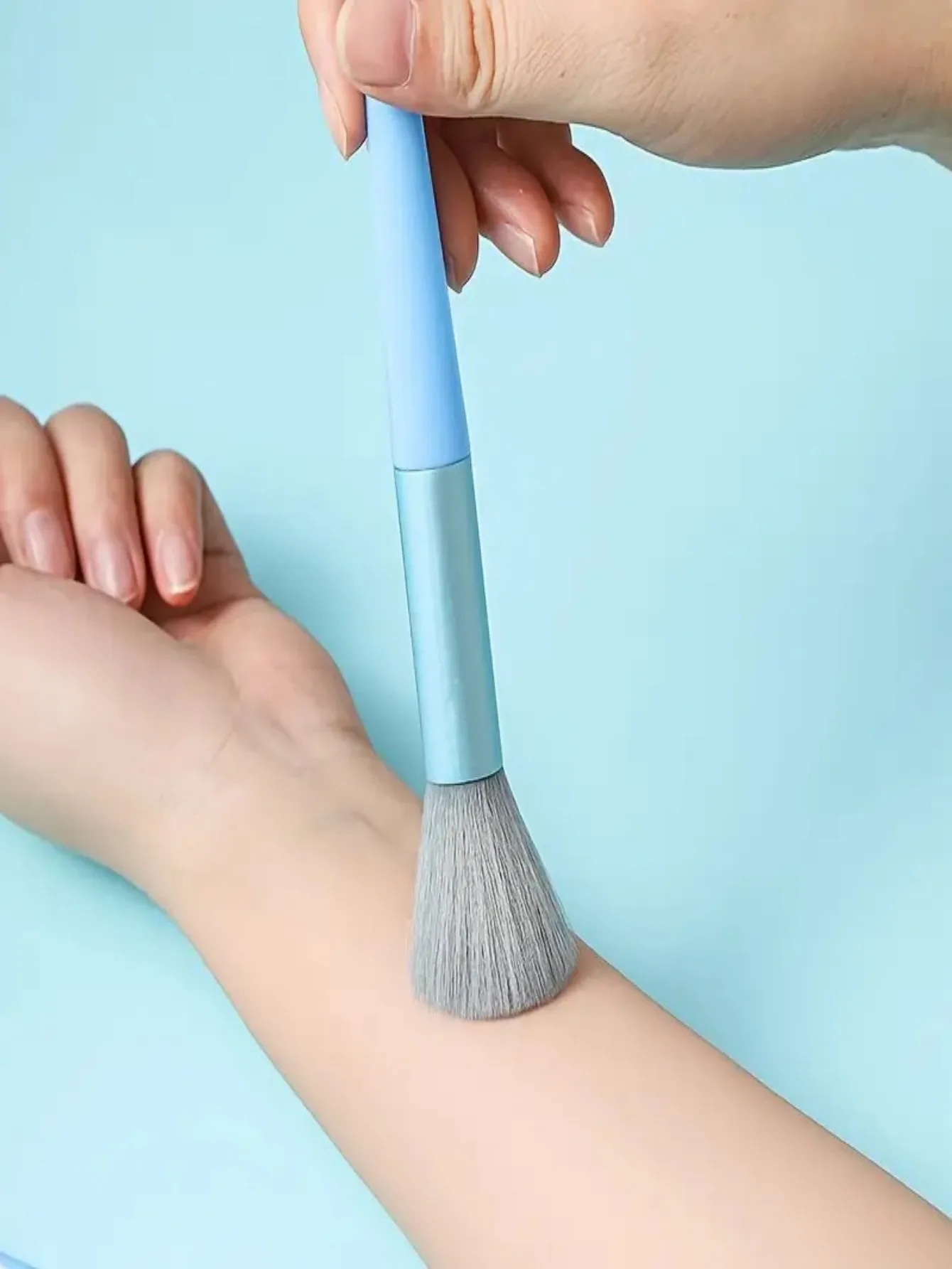 블렌딩 스펀지와 파우더 퍼프가 포함된 전문가용 13피스 블루 메이크업 브러쉬 세트 - 완벽한 파운데이션을 위한 완벽한 화장품 키트