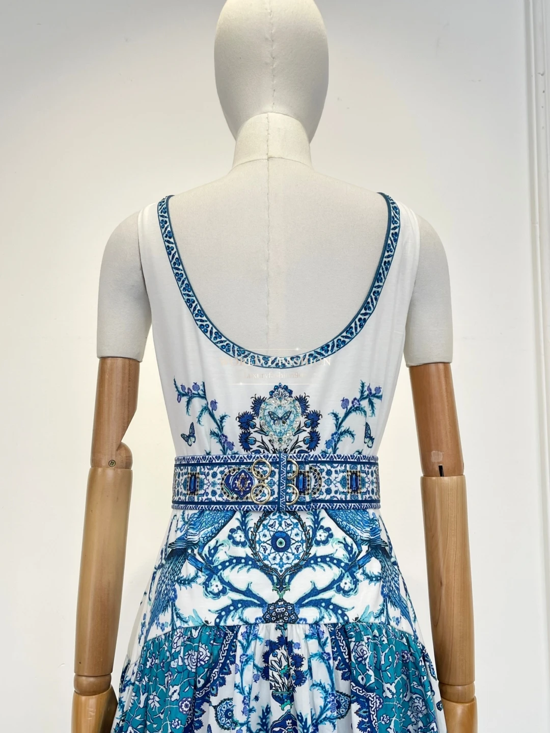 فستان متوسط الطول بدون أكمام بطباعة بورسلين أزرق وأبيض