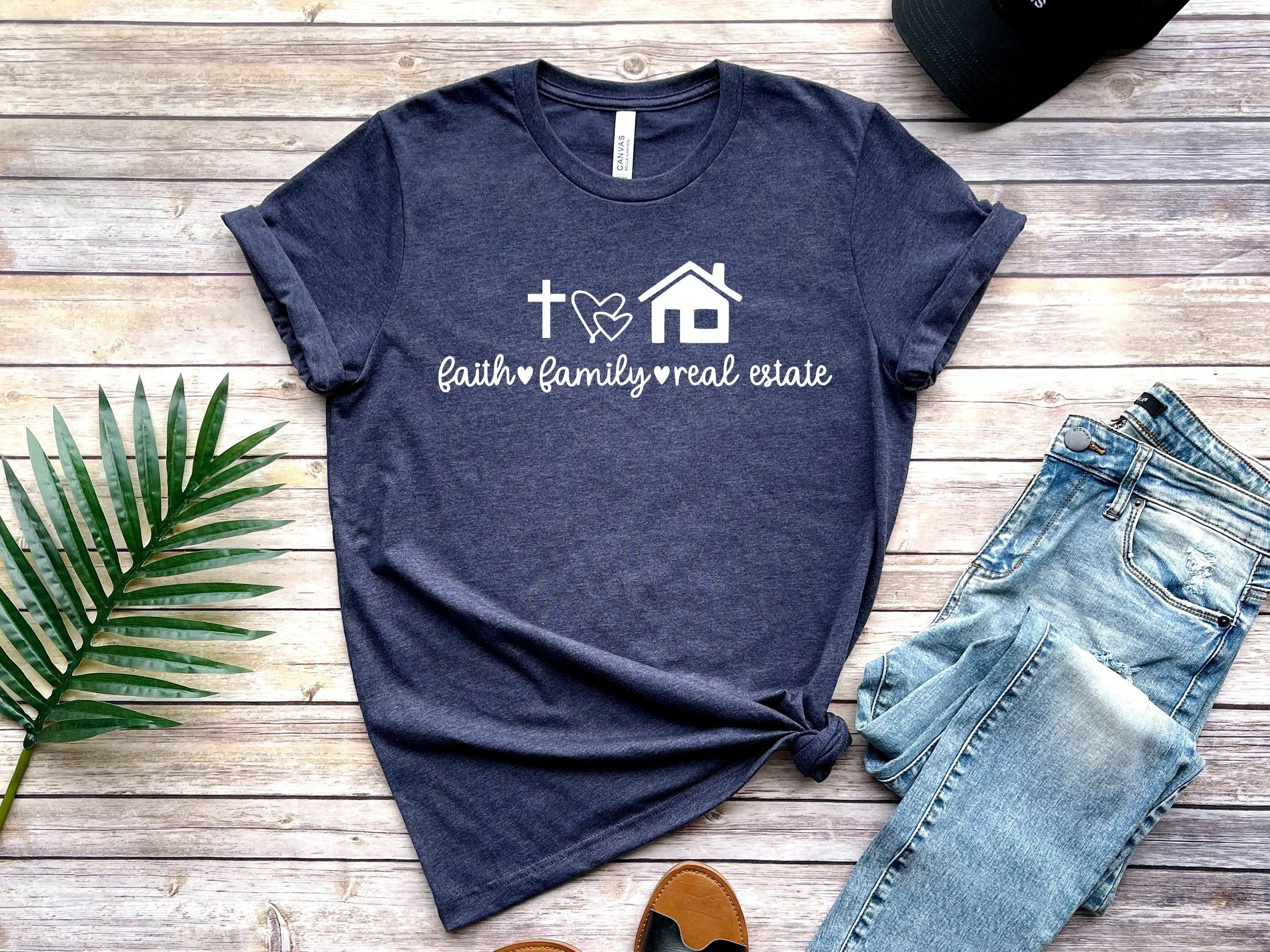 

Футболка с надписью Faith Family Real Estate