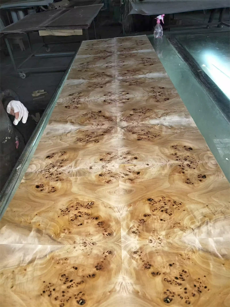 Naturalny fornir z drewna Mappa z węzłem Burl, 60 cm x 250 cm, grubość 0,25 mm, podkładka z papieru pakowego