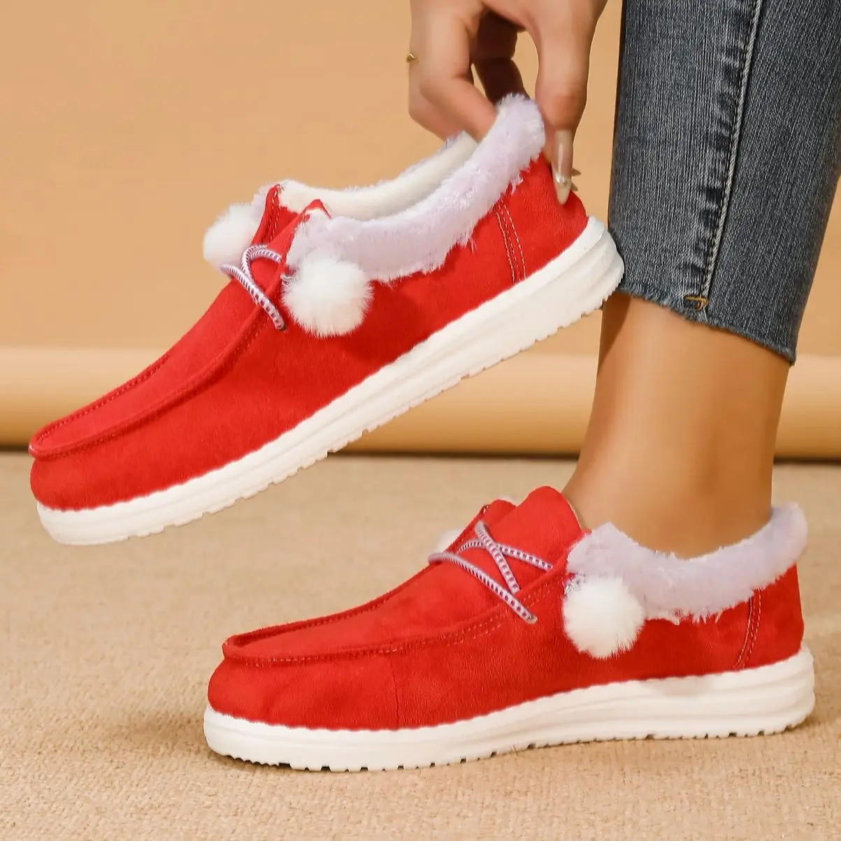 Nuevas botas de nieve dulces y de moda rojas de otoño e invierno para mujeres jóvenes, botas cortas informales sin cordones para estudiantes de estilo universitario, cómodas y de suela suave de terciopelo, talla grande para caminar y correr para principiantes en la temporada escolar