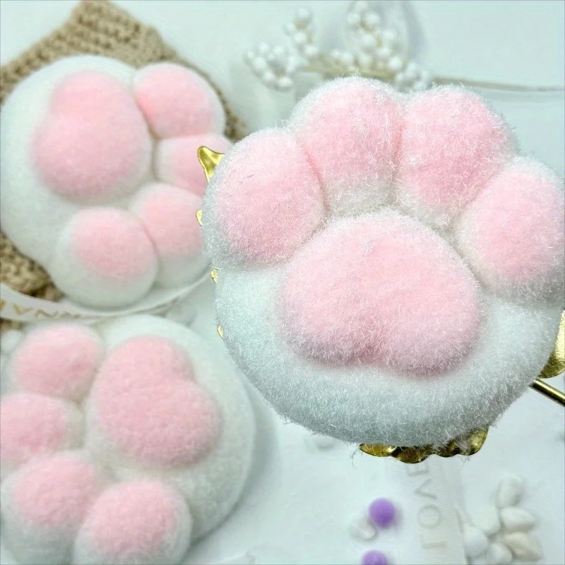 Plastikversion der riesigen Katzenpfote