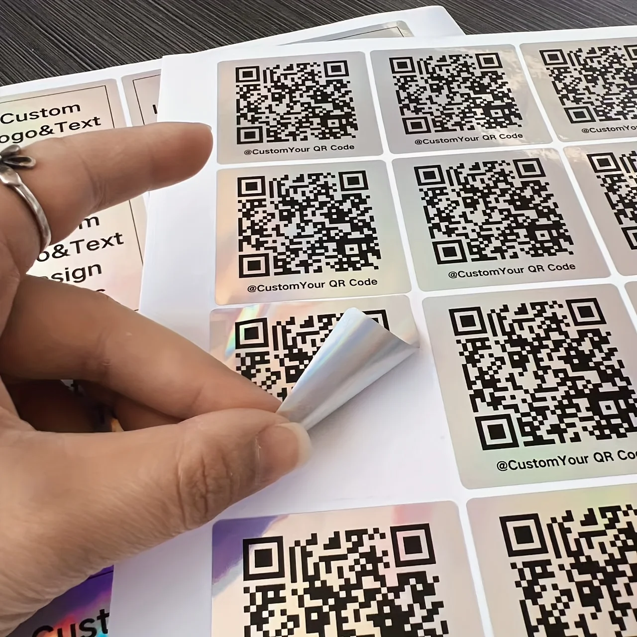 50 autocollants personnalisés en vinyle holographique carré de 2 pouces avec code QR pour Instagram et les réseaux sociaux, étiquettes métalliques pour la présence en ligne