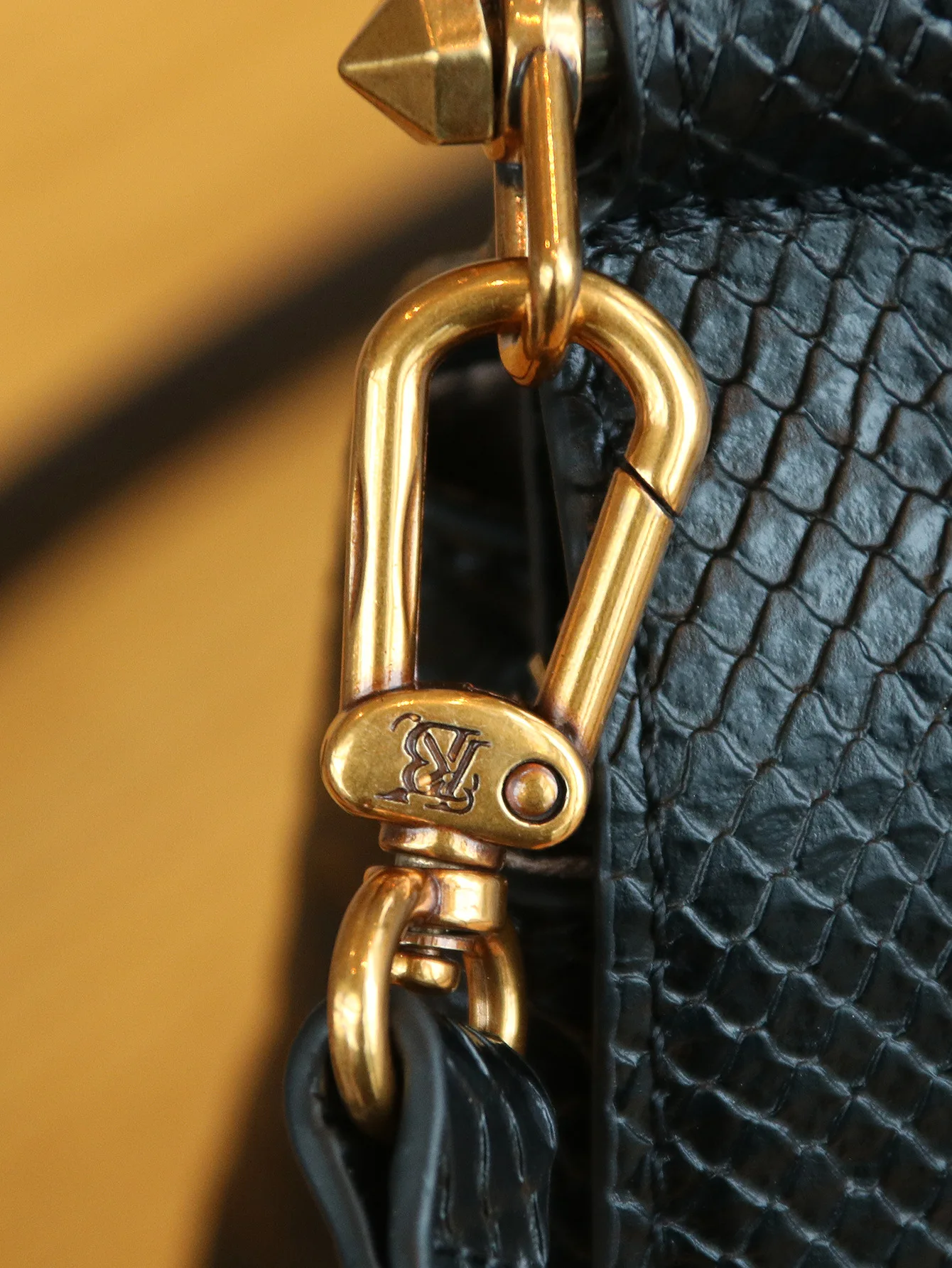 KB Fashion Damenhandtasche Neu 2026 Luxuriöse Premium-Schlangenleder-Optik mit Schwermetallverschluss Einzelne Schultertasche Doppelseitige Tasche – Detail 5