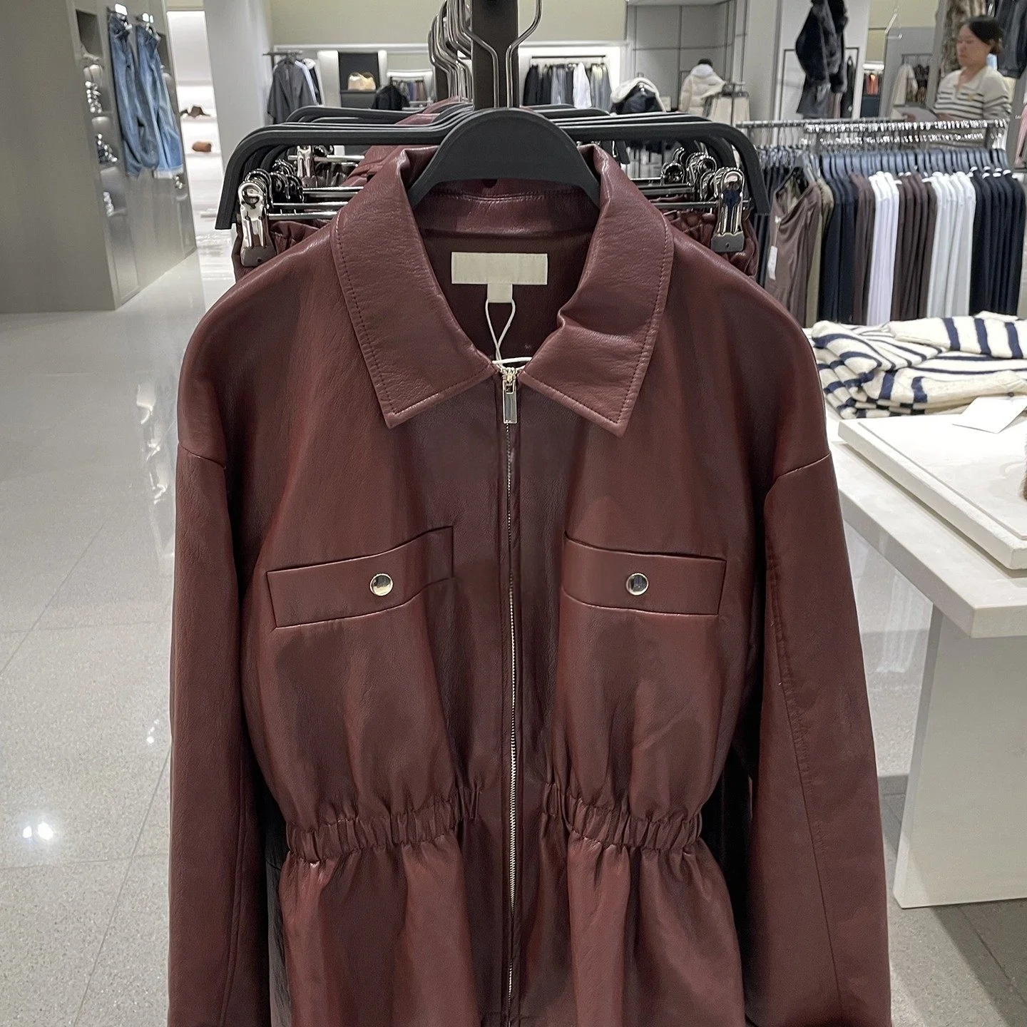 Jaqueta Curta Feminina de Couro Sintético com Gola Entalhada e Manga Longa, Cintura Elástica – Nova Coleção 2026