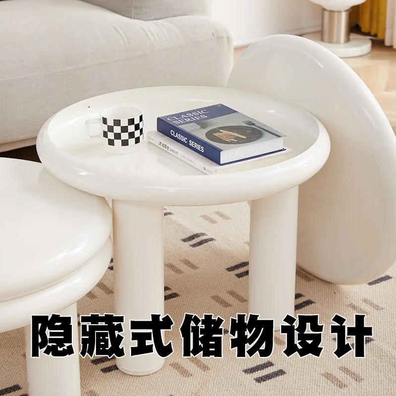 アパートのリビングルーム、シンプルでモダンなインターネットセレブの創造性、デザイナースタイル、錬鉄製のコーヒーテーブルの組み合わせ