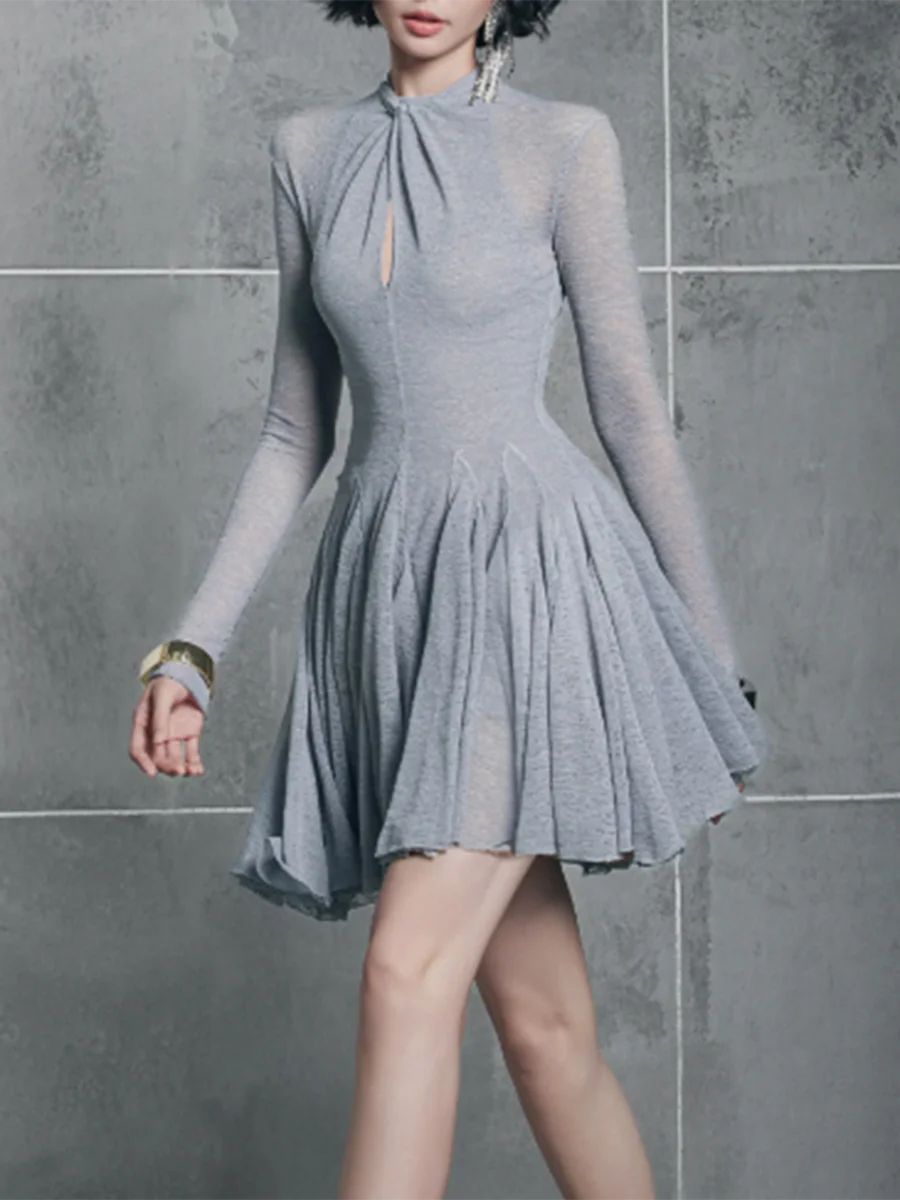 TWOTWINSTYLE ผ้าบางเฉียบประกบพับแฟชั่นชุดผู้หญิงคอกลมแขนยาวชุดกลวงออกเสื้อผ้าหญิงใหม่