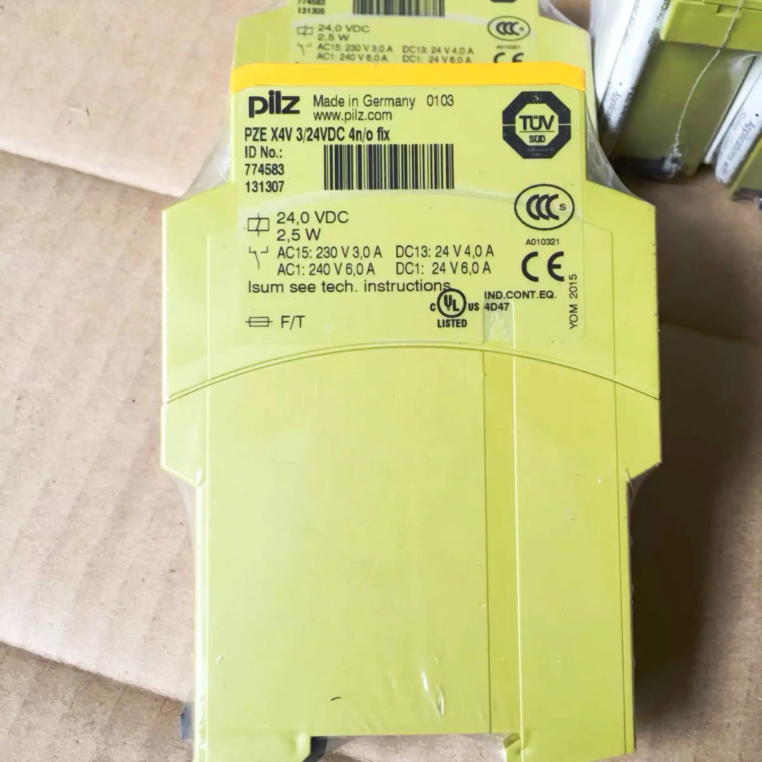 รีเลย์นิรภัย PILZ รุ่น 774583 PZE X4V 774580 774582