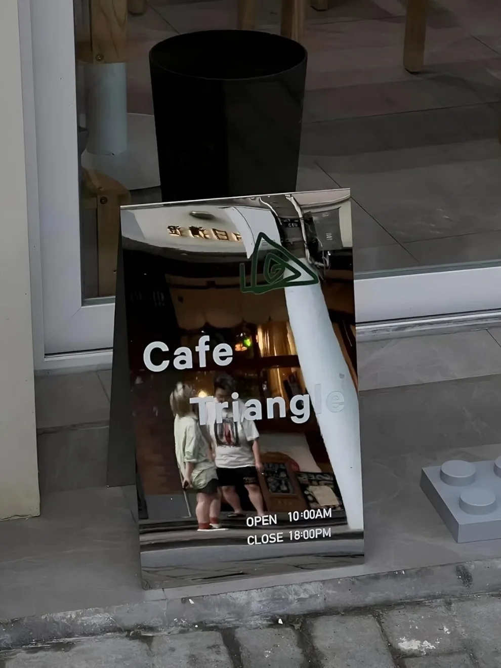 Op maat gemaakt A-frame stoepbord – gespiegeld roestvrijstalen sandwichbord, dubbelzijdig buitendisplay, ideaal voor zakelijke bewegwijzering - afbeelding 2