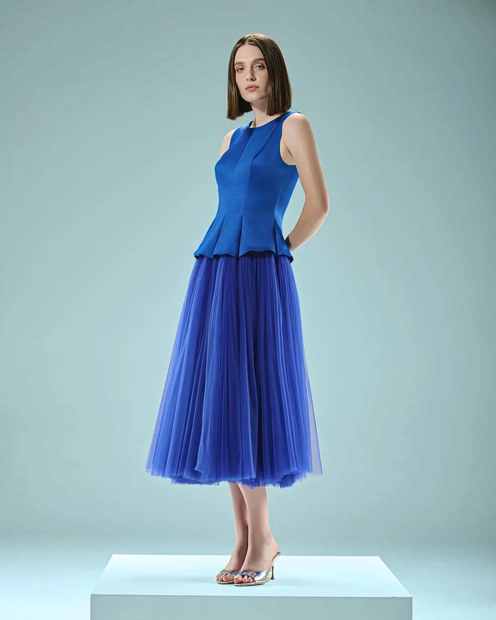 

Индивидуальные современные вечерние платья А-силуэта из тюля с плиссировкой и драпировкой, с вырезом-лодочкой, длиной до колена, доступны в различных размерах, высокое качество