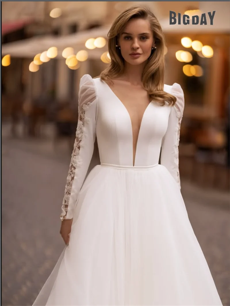 The most beautiful long sleeved wedding dress with the latest fashionable and trendy wedding dress details De Noiva Customized