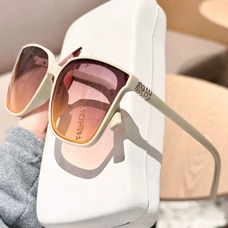 New Style Temple Letter Large Frame Square Thin Frame High-End Sunglasses for Women DS-8162