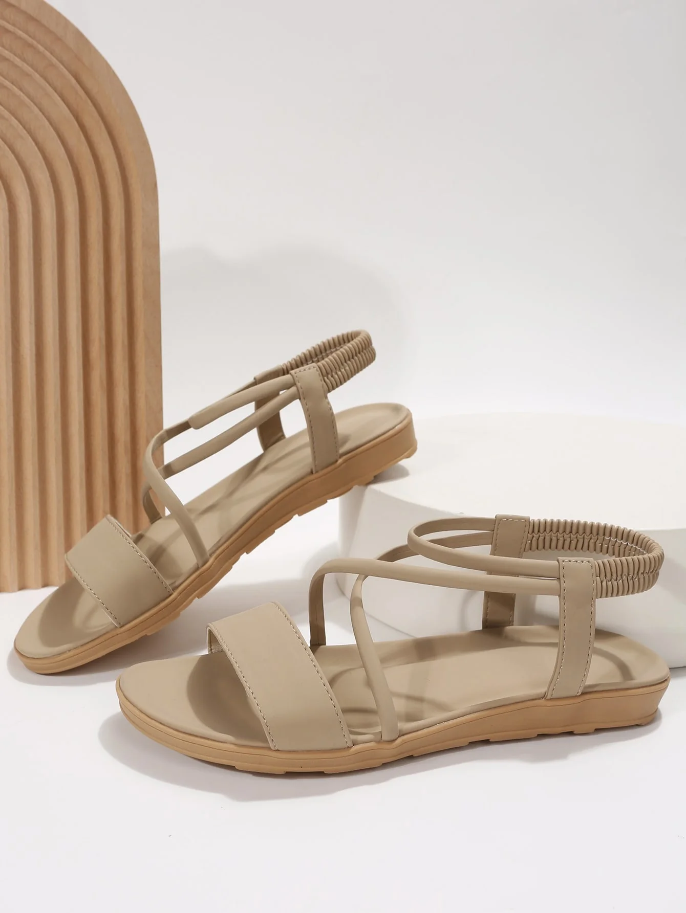 2026 Sommer Damen Flache Sandalen mit Kreuzriemen, offener Zehenpartie, lässige Strandschuhe, Übergrößen 36-45, leichte, bequeme Gehschuhe – Detail 16