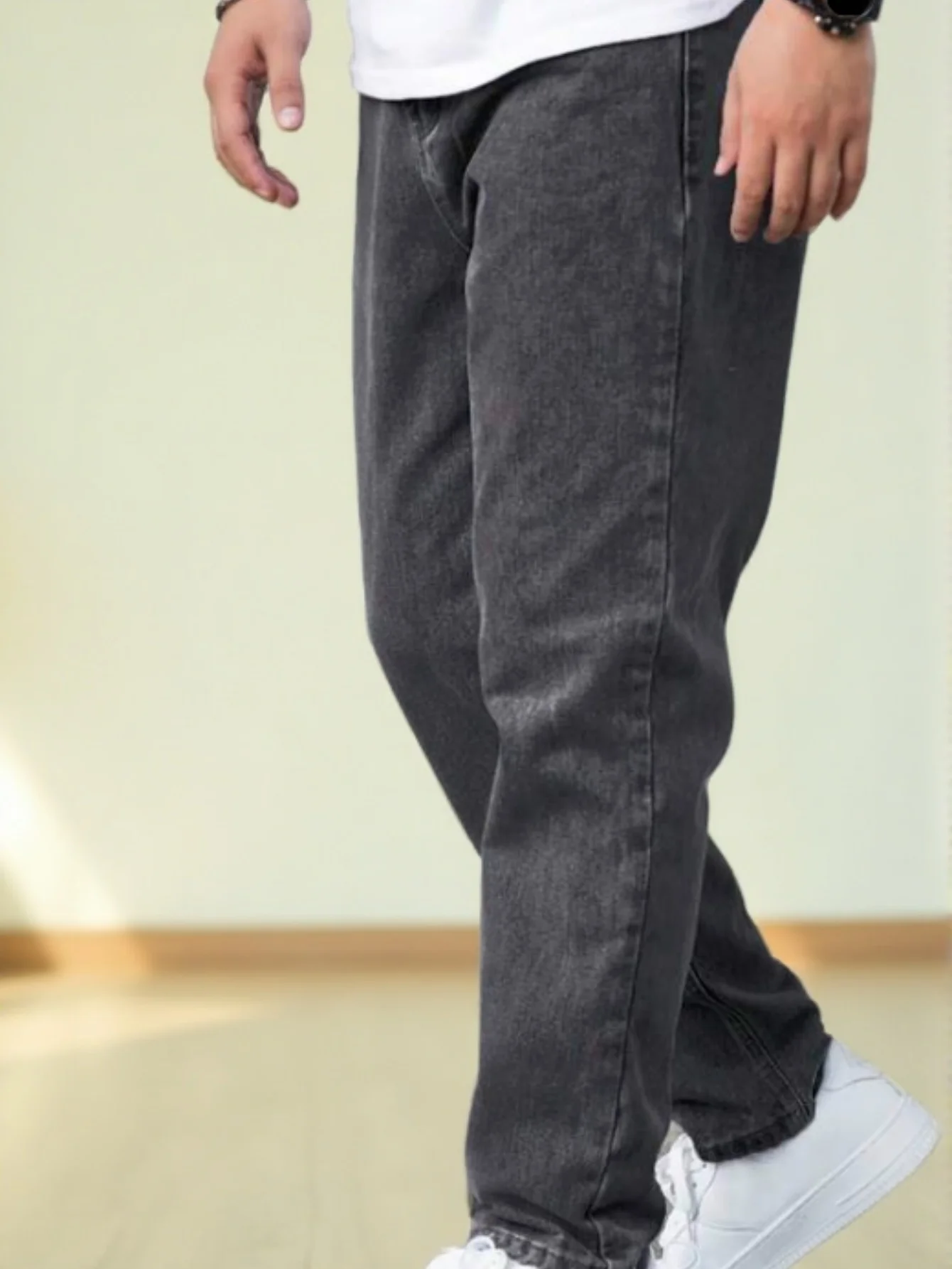 

​ Мужские винтажные джинсы прямого кроя из светлого потертого денима с пятью карманами и классической средней посадкой в всесезонном стиле ​