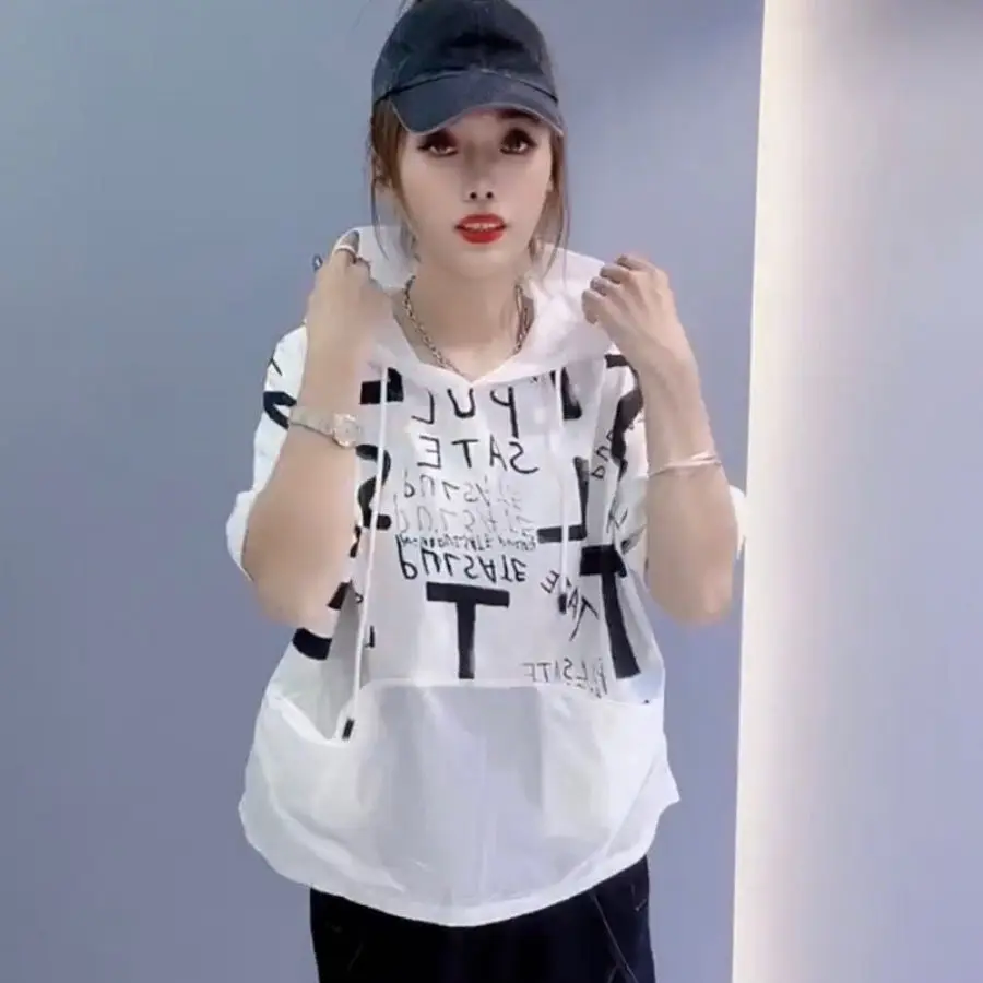 เวอร์ชั่นเกาหลีจดหมายพิมพ์แขนสั้นเสื้อยืดคลุมด้วยผ้าฤดูร้อนใหม่สบายๆหลวมท้องครอบคลุมท็อปส์เสื้อผ้าแฟชั่นสําหรับผู้หญิง