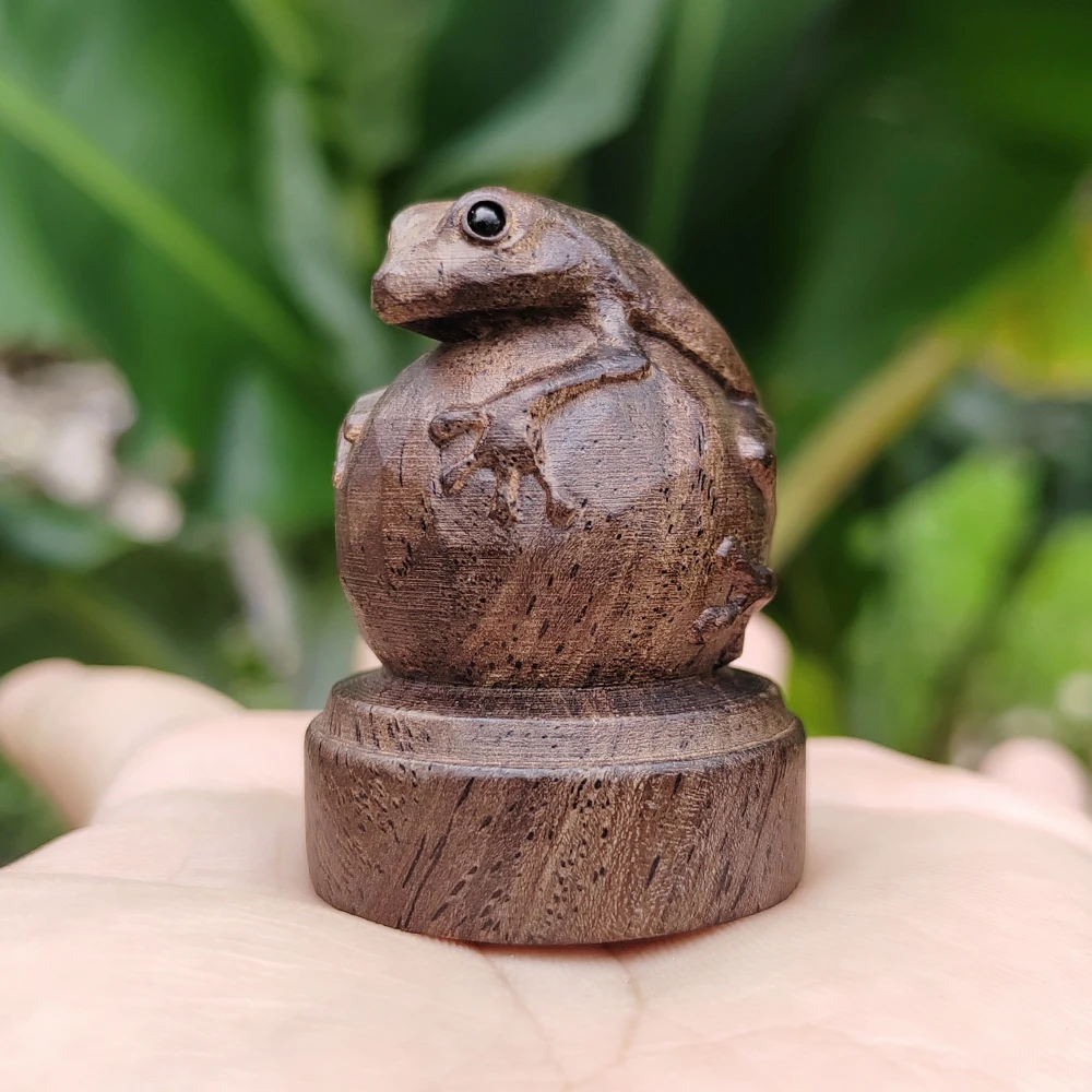 Handgeschnitzte Holz-Froschfigur, die eine Kugel hält, kleine Statue als Dekoration, im chinesischen Stil, minimalistischer Stil, geeignet für Schreibtischdekorationen, Weihnachtsdekorationen, Wohnraumdekoration, Wohnzimmer, Büro, Geschenke für den Schulbeginn, Neujahrsgeschenke. – Detail 1