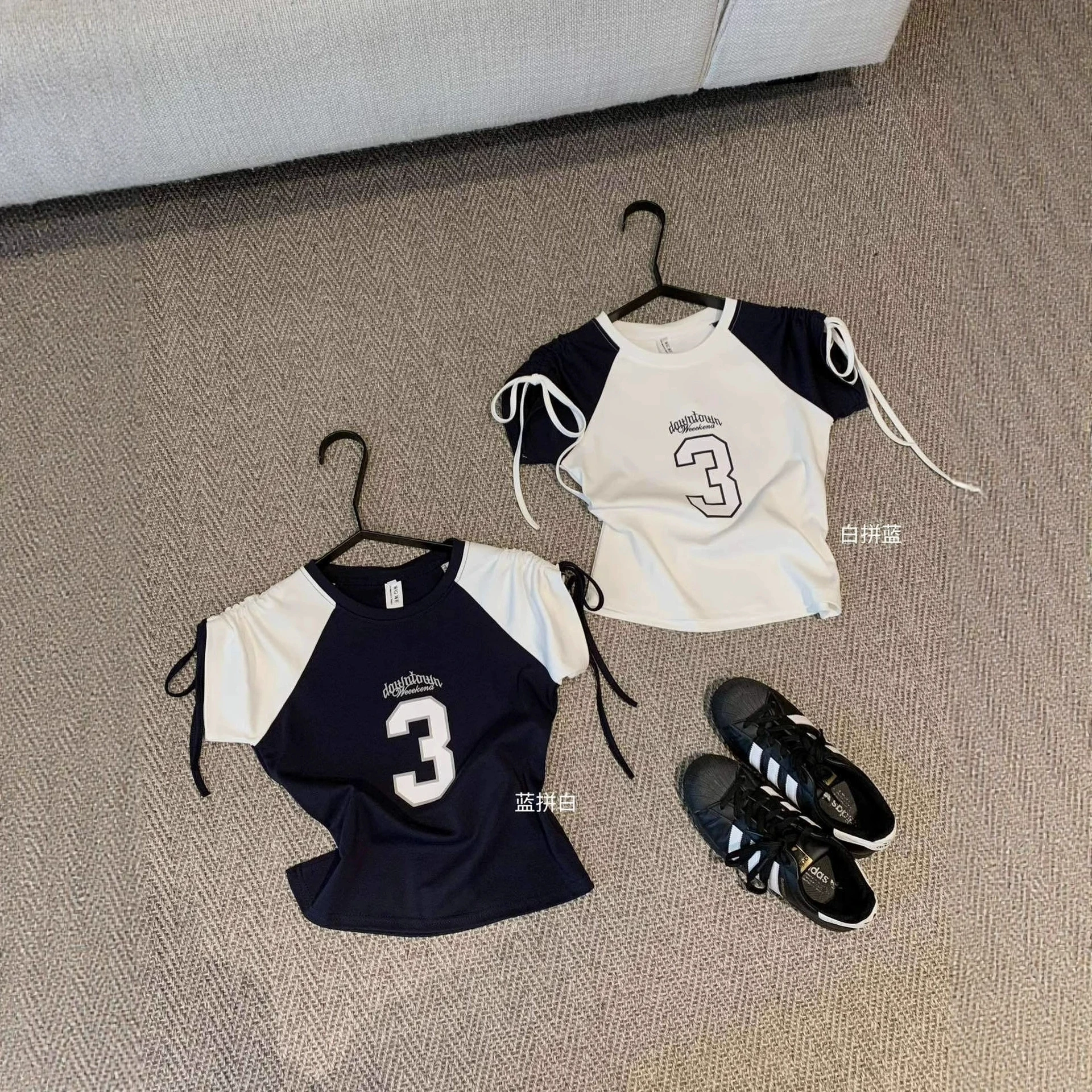 2025 صيف جديد فتاة حار مزاجه تنوعا فضفاضة عادية مائلة الكتف واحد الكتف تي شيرت مخطط المرأة