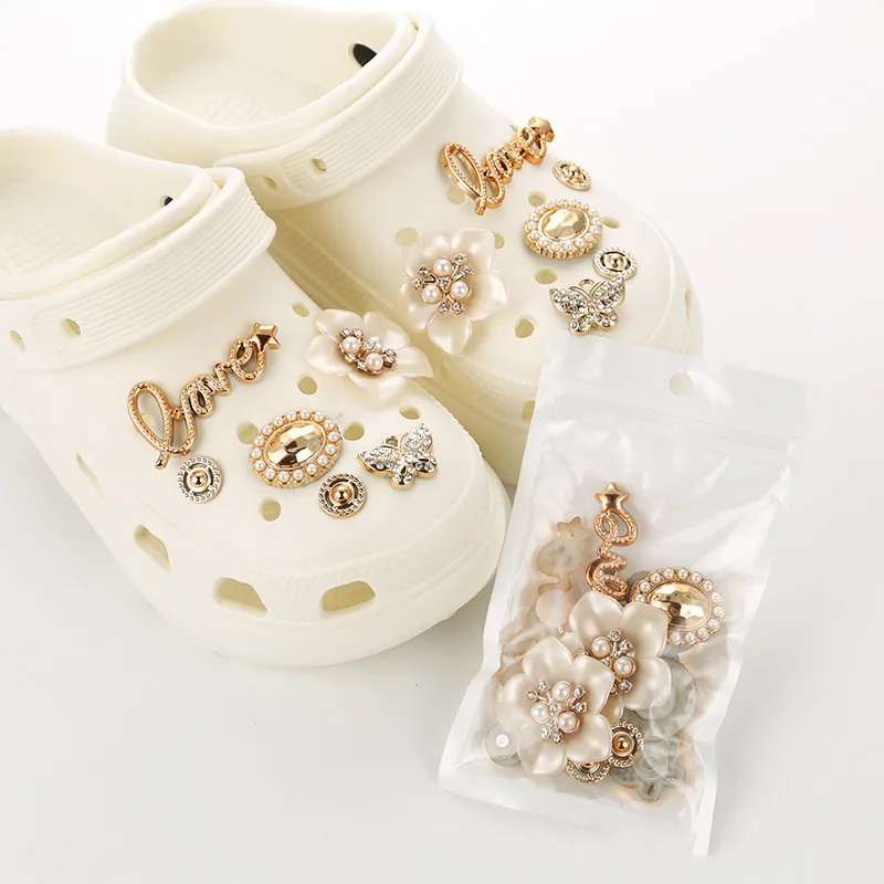 New Hot Diamond Love Set Hole Shoe Charms Decorations Pearl Butterfly Shoe Flower Shoes Buckle DIY 3D Hoe Shoe Accessories