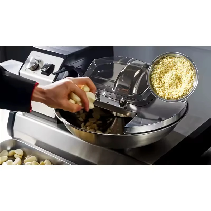 Profesjonalny robot kuchenny 5.5L z wieloma funkcjami: krajalnica do mięsa, mikser i siekacz do warzyw.