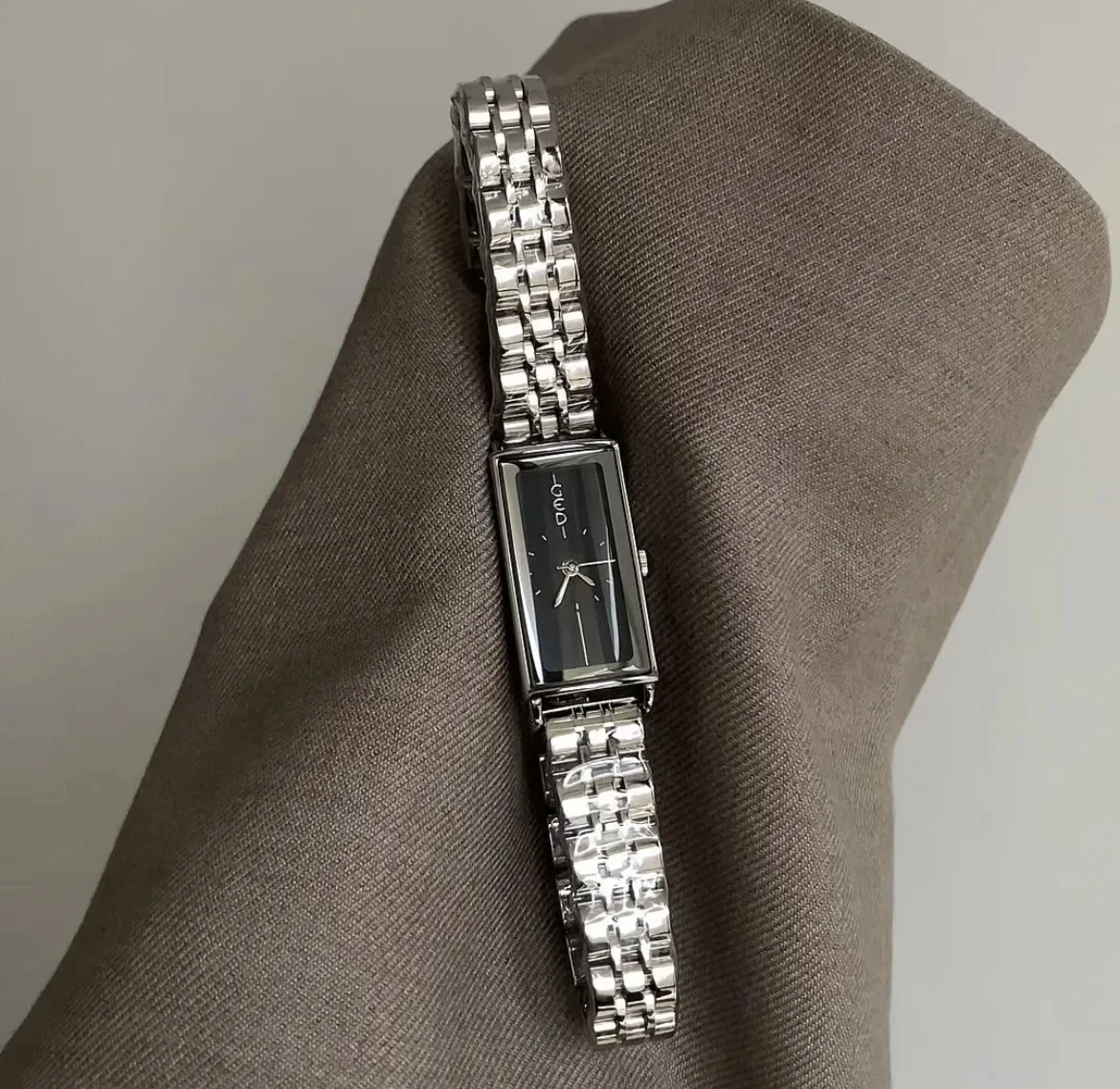 

Elegant women's watch, light luxury women's watch, high-end rectangular retro steel band, elegant silver and black, female gift