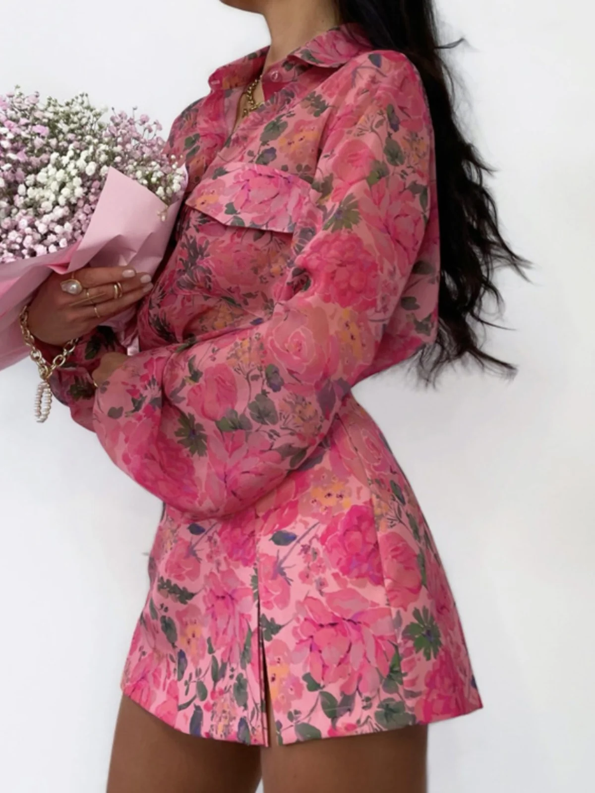 طقم نسائي مكون من قميص مطبوع وتنورة قصيرة، بأكمام طويلة وياقة مقلوبة وحافة غير متماثلة، تصميم عصري أنيق