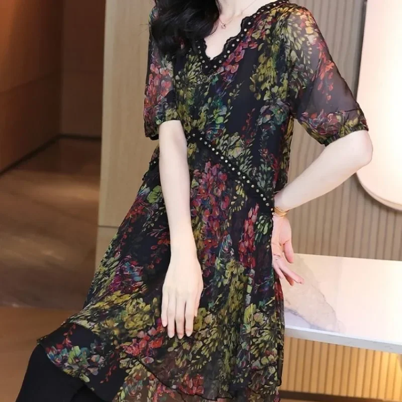 Temperament letni damski dekolt w serek nadruk patchworkowy moda elegancki pół rękawa luźna szyfonowa koszula średniej długości topy ZT316