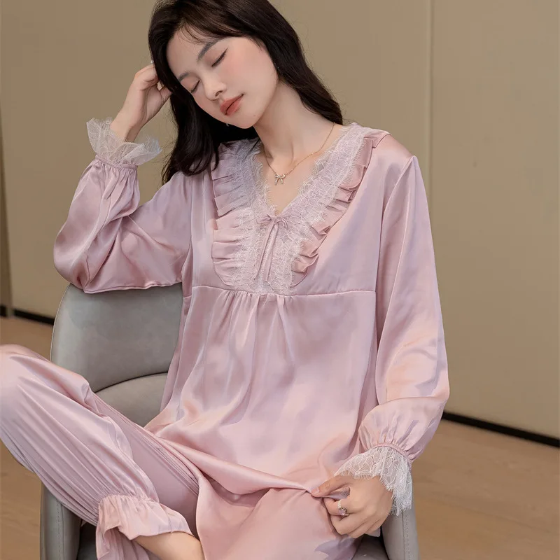 

Женский кружевной пижамный комплект с V-образным вырезом