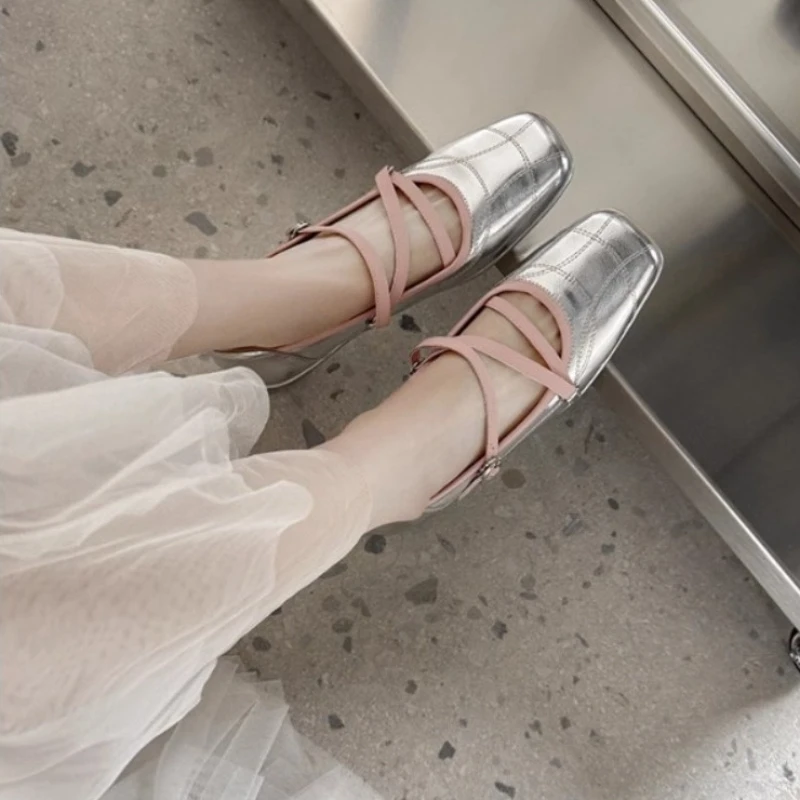 

Элегантные серебряные женские туфли Мэри Джейн на низком каблуке с перекрестным завязком, 2022, нишевый дизайн, балетки в спортивном стиле с квадратным носком и неглубоким носком