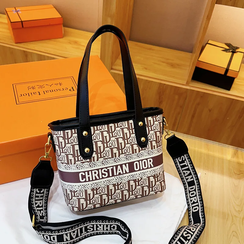 

2025 New Designer Tote Bag for Women Elegant Stylish Bucket Purse Luxury Fashion Handbag Trendy High End Premium Quality