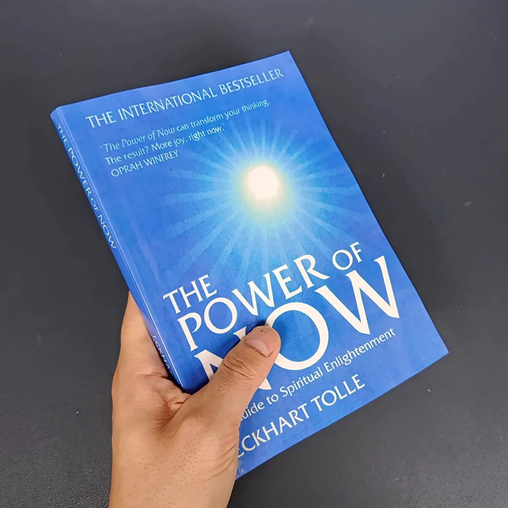 قوة الآن بقلم Eckhart Tolle دليل للتنوير الروحي كتاب اللغة الإنجليزية