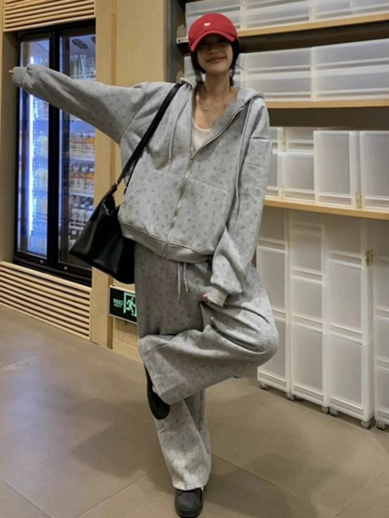 Het luie en ontspannen Koreaanse pak in Amerikaanse stijl is hier! een tweedelige set speciaal ontworpen voor dames, met een vest met ritssluiting die gemakkelijk aan te trekken en uit te trekken, superhandig, met opvallende prints die de mononie afbreken, een losse pasvorm, waardoor alle lichaamstypes gemakkelijk te stylen, met een Amerikaanse casual en luie Vibe te maken, perfect is te maken, te maken, knippen, perfect bij sneakers om te maken, je te maken, te maken, te maken, te mak