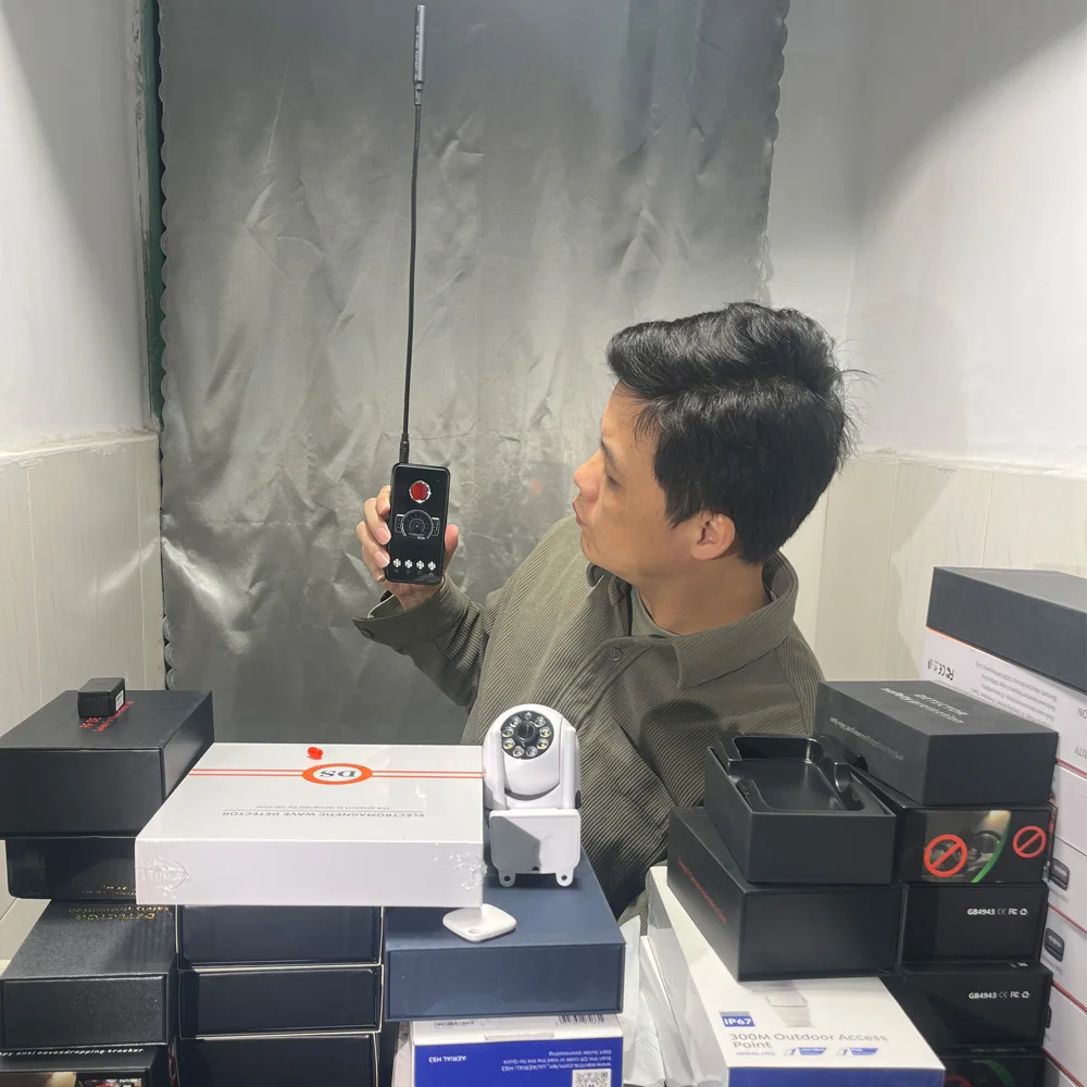 

Интеллектуальный детектор сигналов с памятью - автоматическая сигнализация после 5 подозрительных сигналов, обнаруживает шпионские камеры, GPS-трекеры, жучки для отелей и офисов.