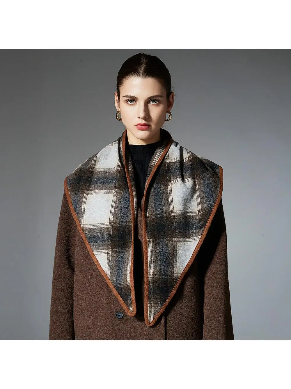 ファッショナブルなウール製の格子柄三角スカーフショール、高級感のある秋冬用暖かいビジネススタイルのスカーフとショール（中国製）