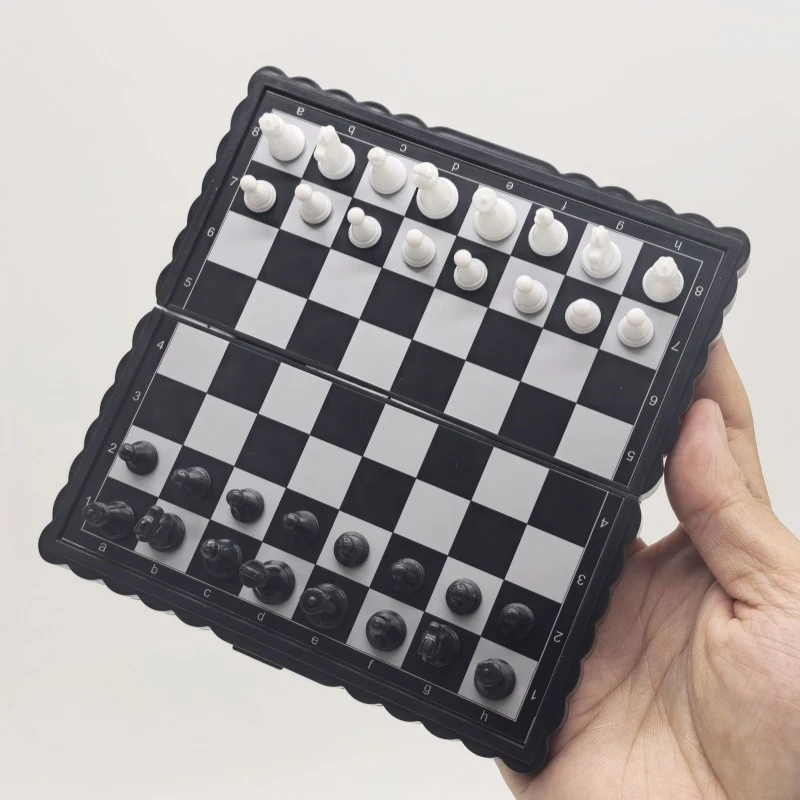 

Мини-магнитный шахматный набор, складная магнитная пластиковая шахматная доска, портативная игрушка для детей, для игр на природе, веселая игрушка