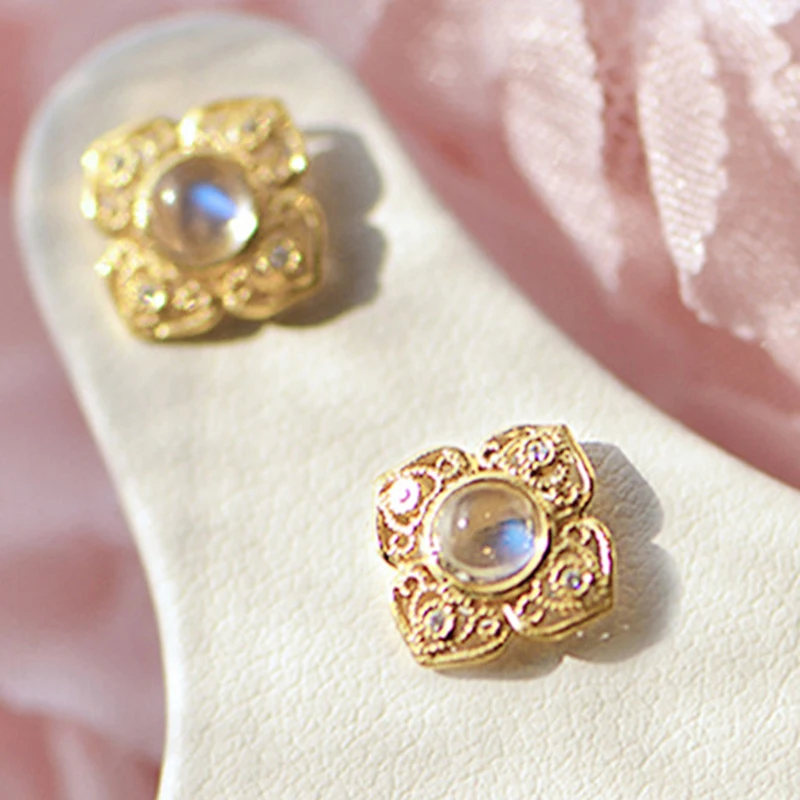 Huitan Kristall Imitation Mondstein Ohrstecker für Frauen Ästhetisches Muster Design Temperament Elegante Dame Hochzeit Ohrringe
