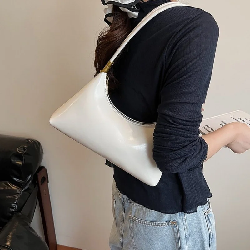 

Women High End Shoulder Bag With A Vintage Look And Fashionable Leather Material For Elegant Use