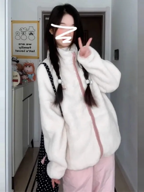 เสื้อผ้าผู้หญิงแฟชั่น 2025 รุ่นใหม่ ขายดี ผ้ากำมะหยี่เนื้อนุ่มสีขาว ดีไซน์สวยหรู ระดับไฮเอนด์ สวยมาก ใส่สบาย ทรงหลวม เหมาะสำหรับฤดูหนาว